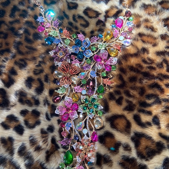 Immaculate Statement Necklace - Picture 2 of 7